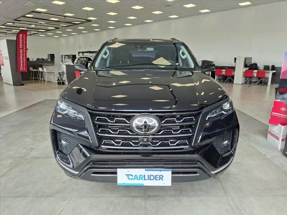 TOYOTA HILUX SW4 2.8 D-4D TURBO DIESEL SRX 4X4 AUTOMÁTICO TOYOTA HILUX SW4 2.8 D-4D TURBO DIESEL SRX 4X4 AUTOMÁTICO
